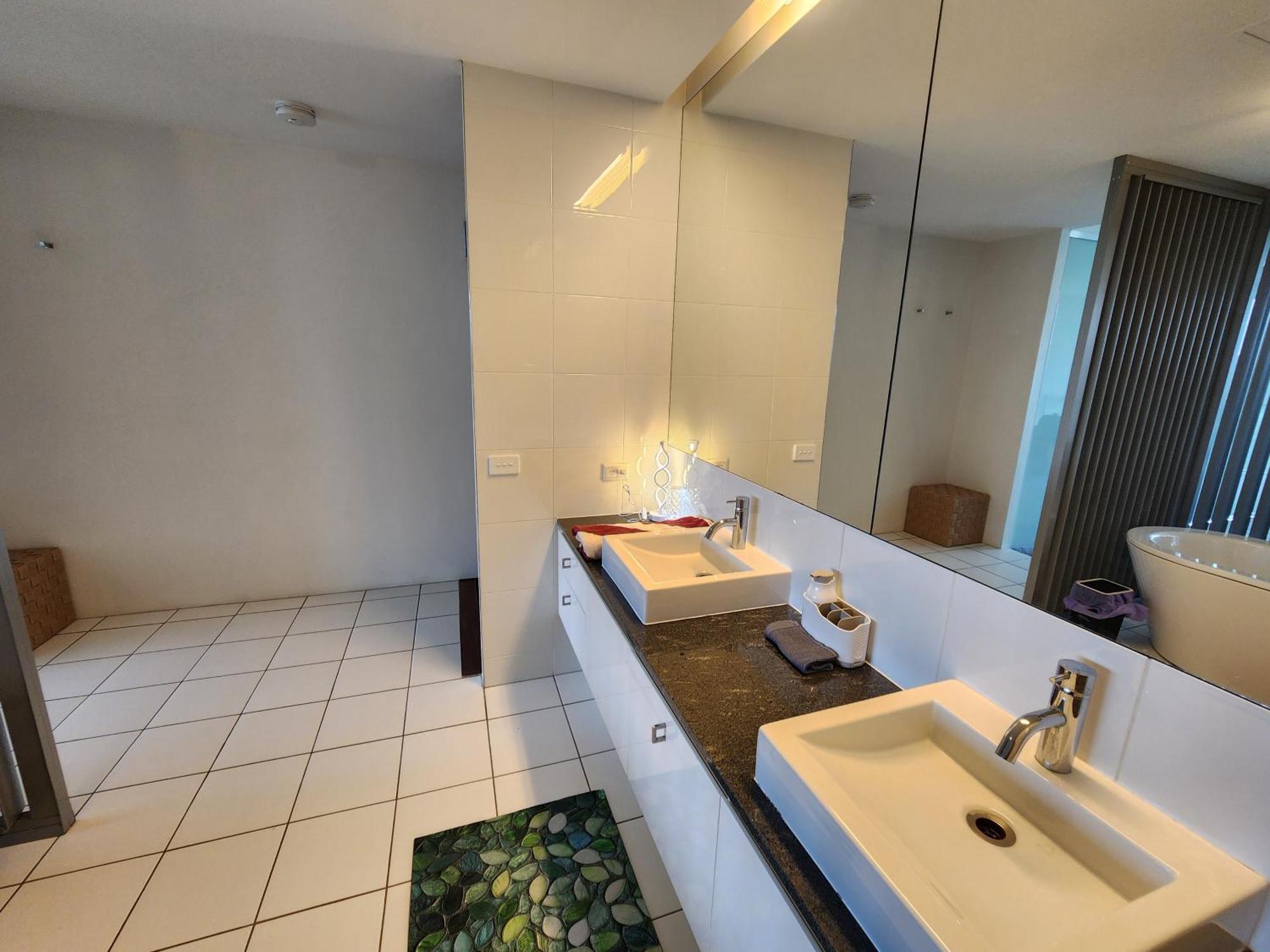 Spacious 1 Bedroom Mezzanine With Large Bath Views 2 Free Parking Spots Brisbane