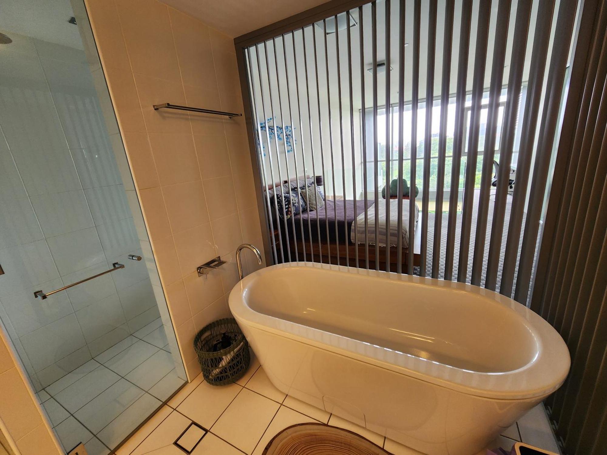 Spacious 1 Bedroom Mezzanine With Large Bath Views 2 Free Parking Spots Apartment *