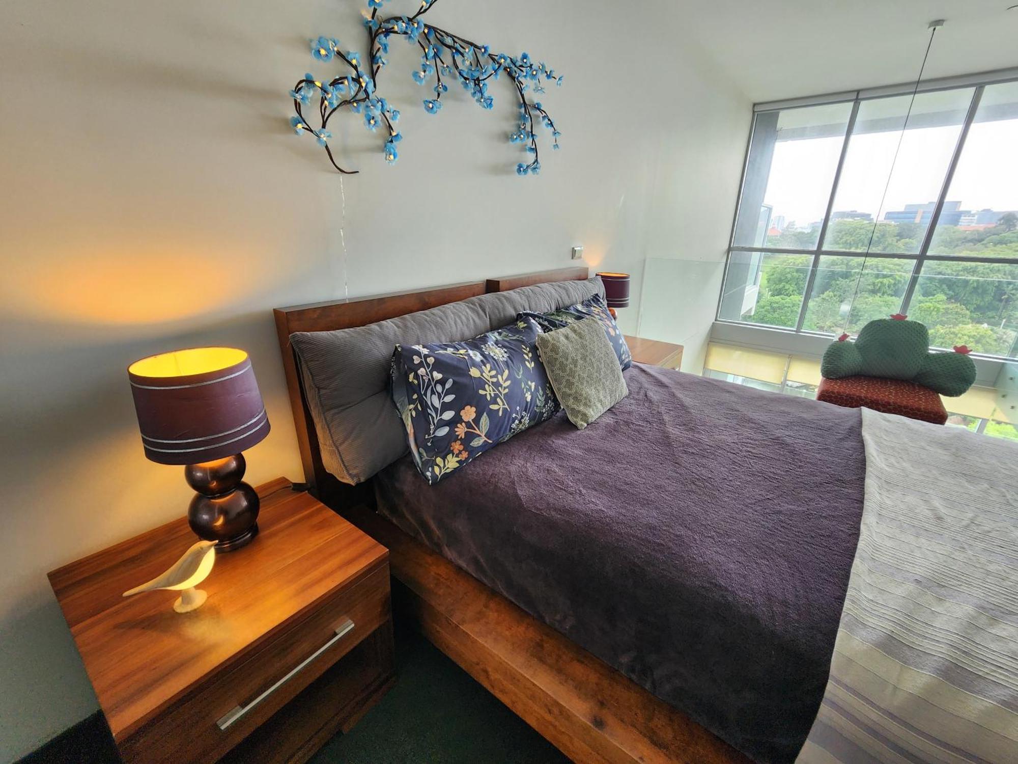 Spacious 1 Bedroom Mezzanine With Large Bath Views 2 Free Parking Spots * Brisbane
