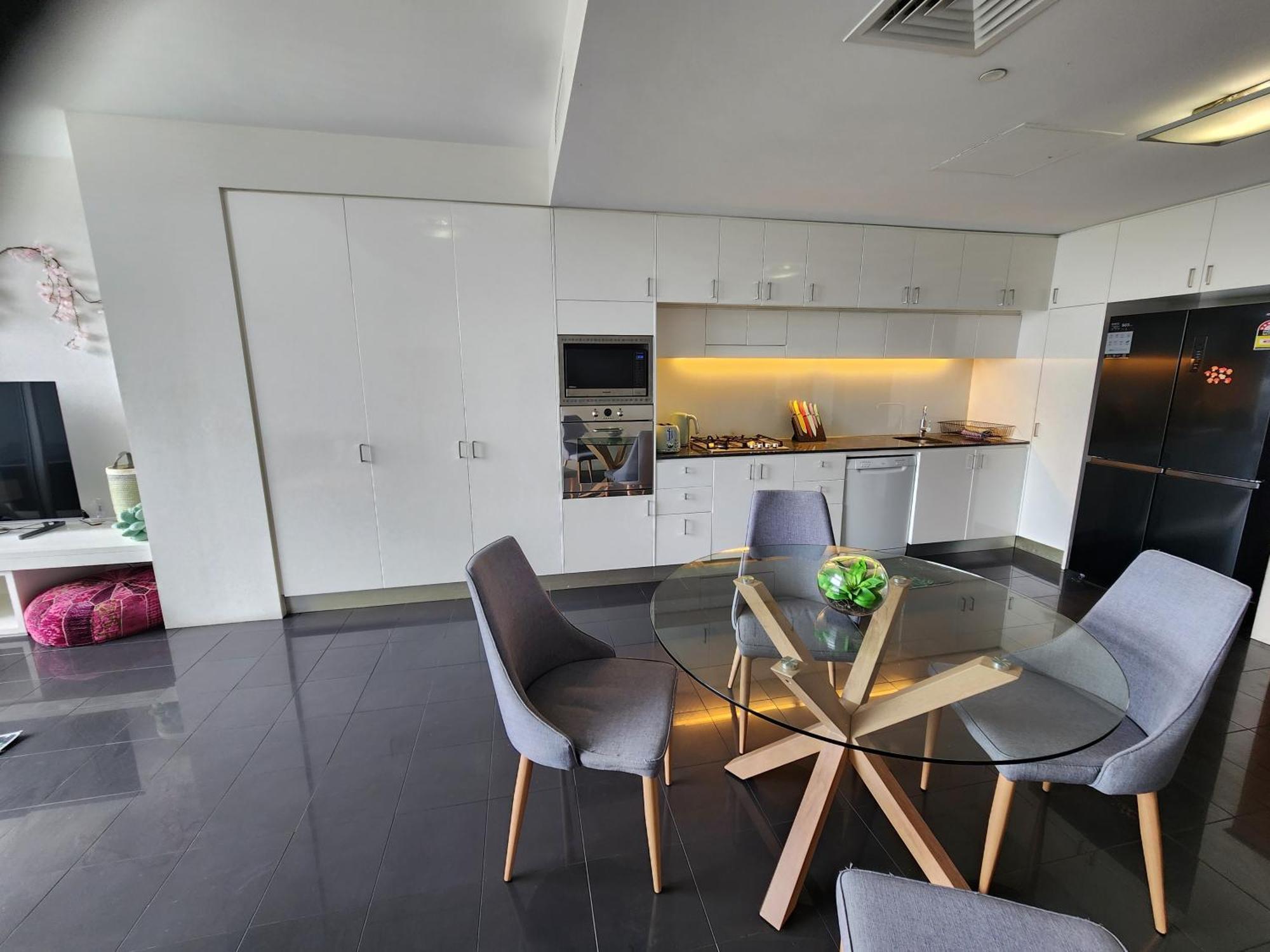 Spacious 1 Bedroom Mezzanine With Large Bath Views 2 Free Parking Spots Apartment
