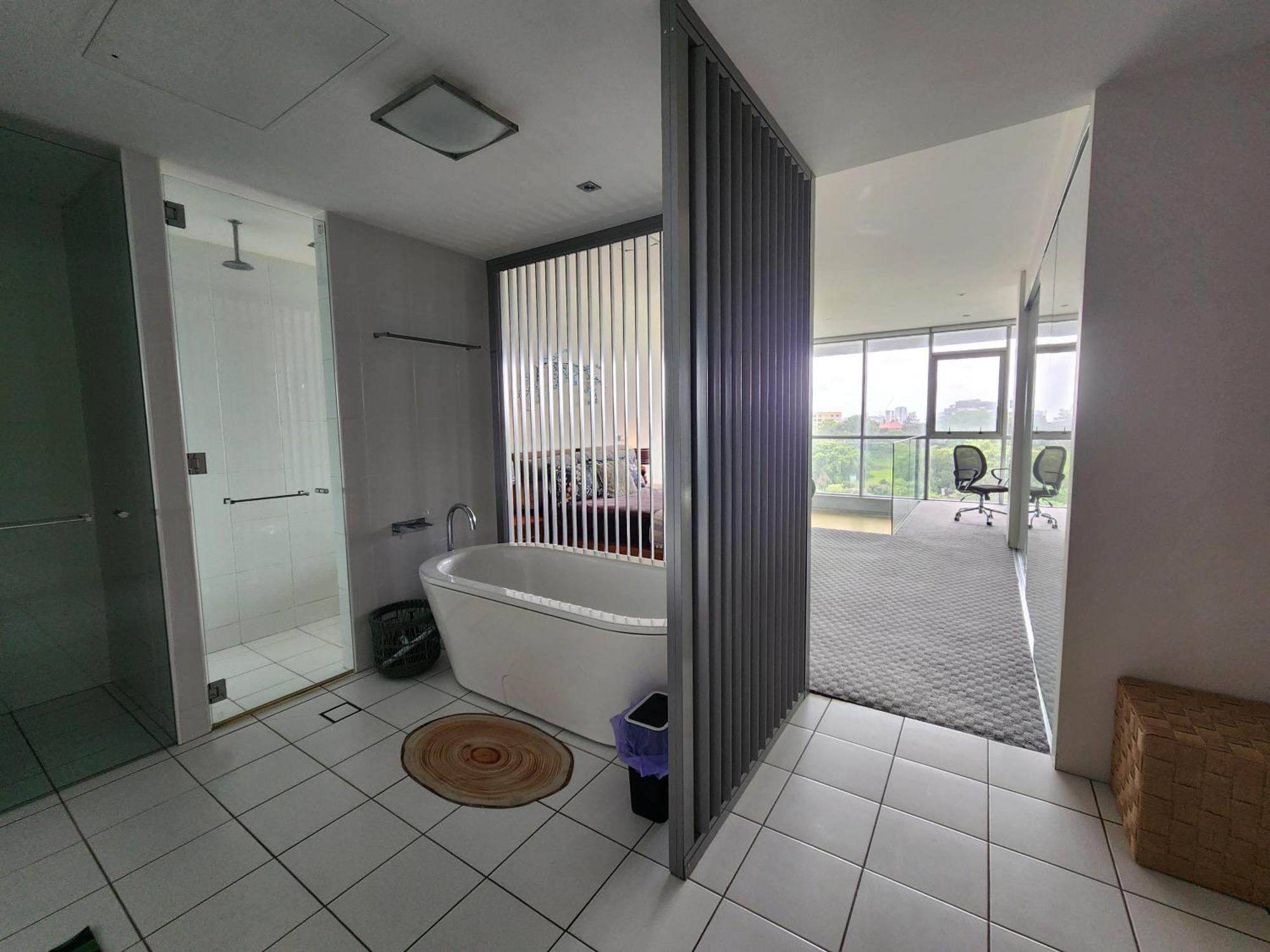 Spacious 1 Bedroom Mezzanine With Large Bath Views 2 Free Parking Spots Apartment *