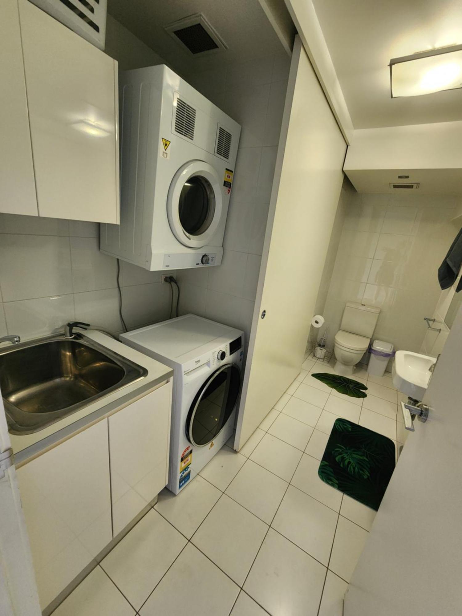 Spacious 1 Bedroom Mezzanine With Large Bath Views 2 Free Parking Spots Apartment Brisbane