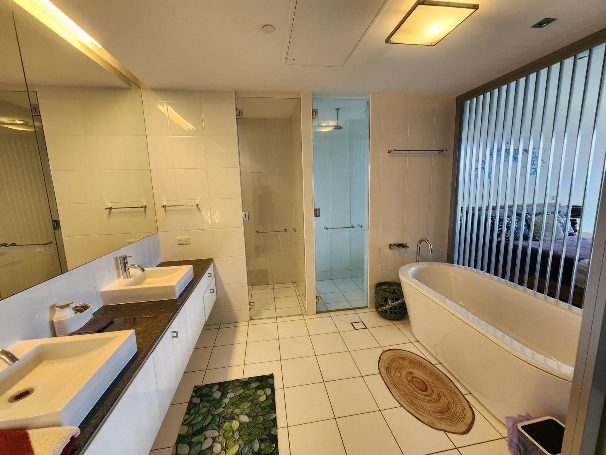 Apartment Spacious 1 Bedroom Mezzanine With Large Bath Views 2 Free Parking Spots Brisbane
