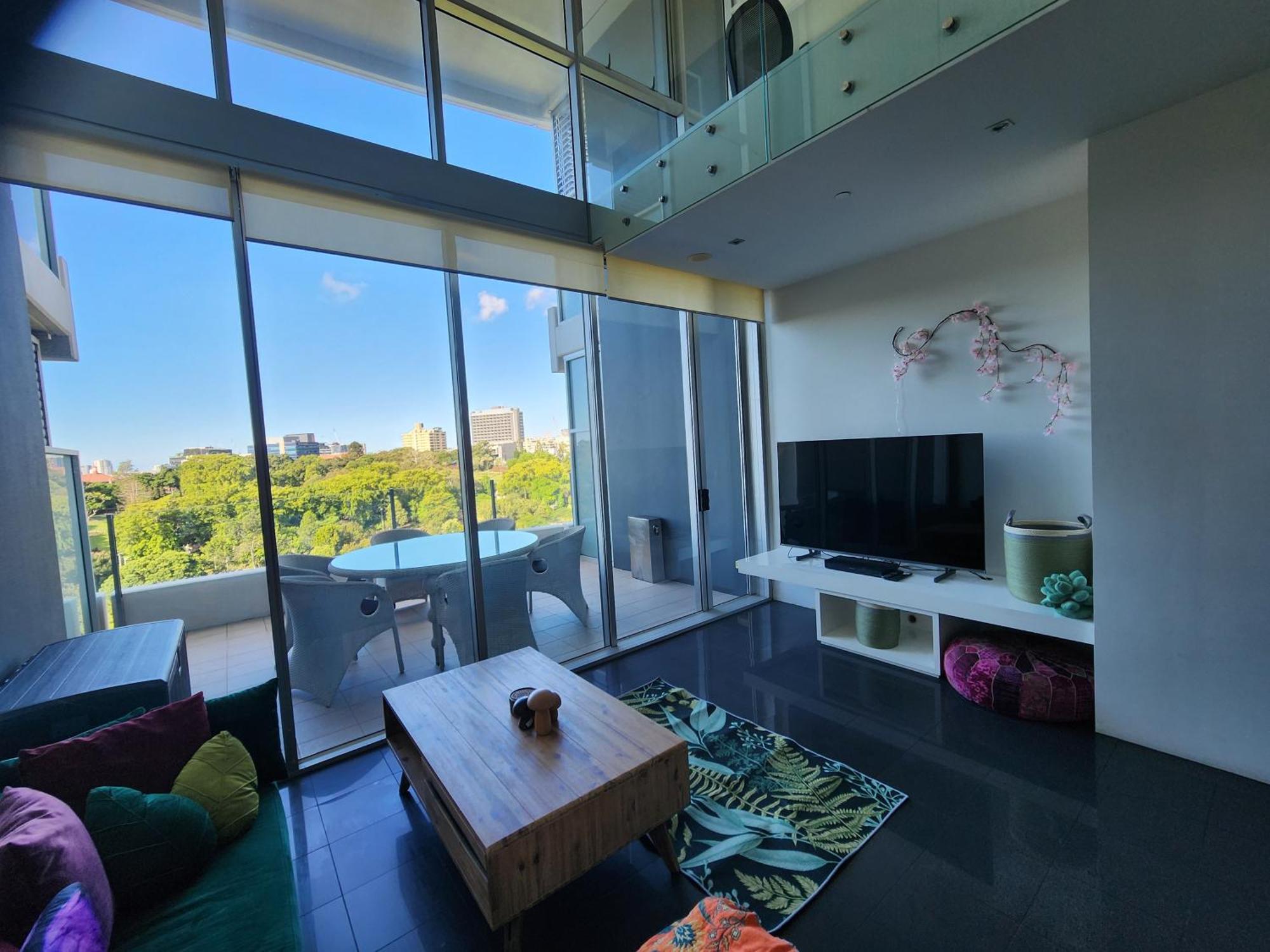Spacious 1 Bedroom Mezzanine With Large Bath Views 2 Free Parking Spots Apartment