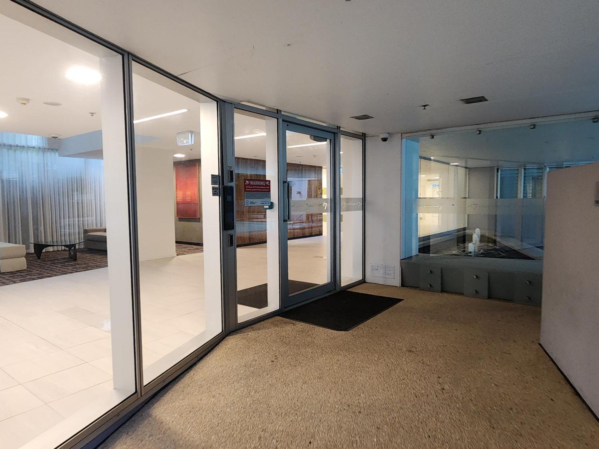 Spacious 1 Bedroom Mezzanine With Large Bath Views 2 Free Parking Spots Apartment Brisbane