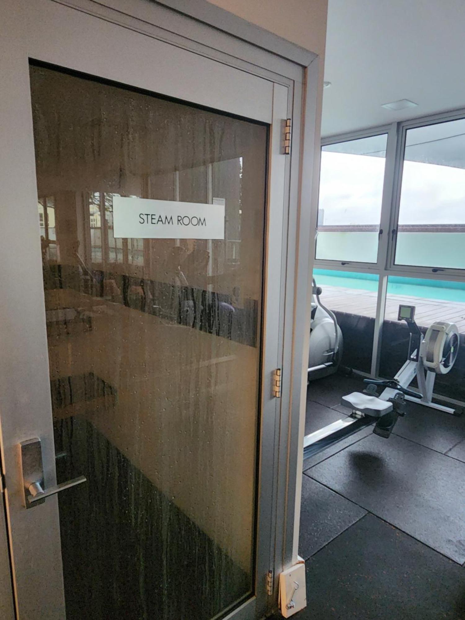 Spacious 1 Bedroom Mezzanine With Large Bath Views 2 Free Parking Spots Brisbane