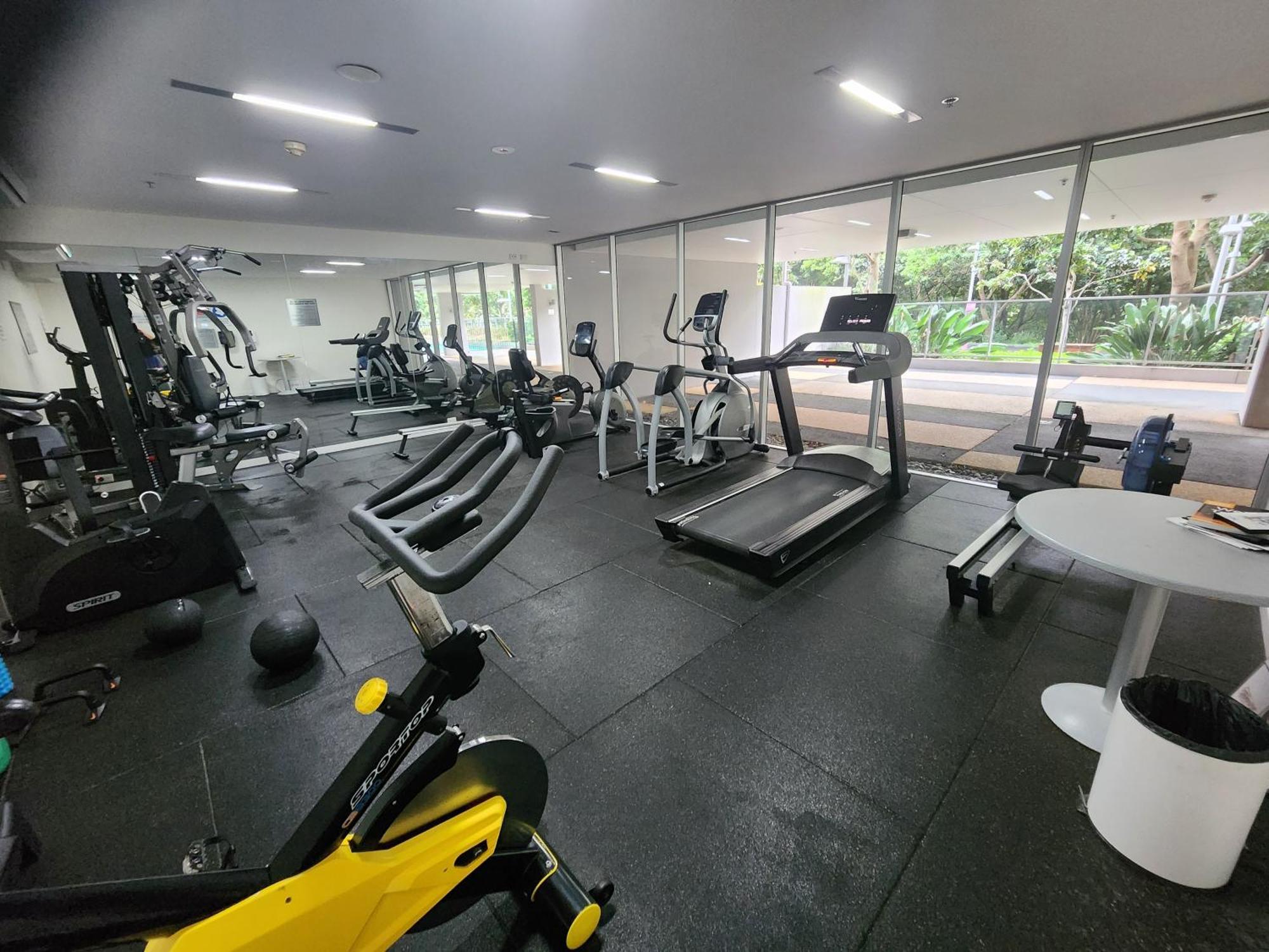 Spacious 1 Bedroom Mezzanine With Large Bath Views 2 Free Parking Spots * Brisbane