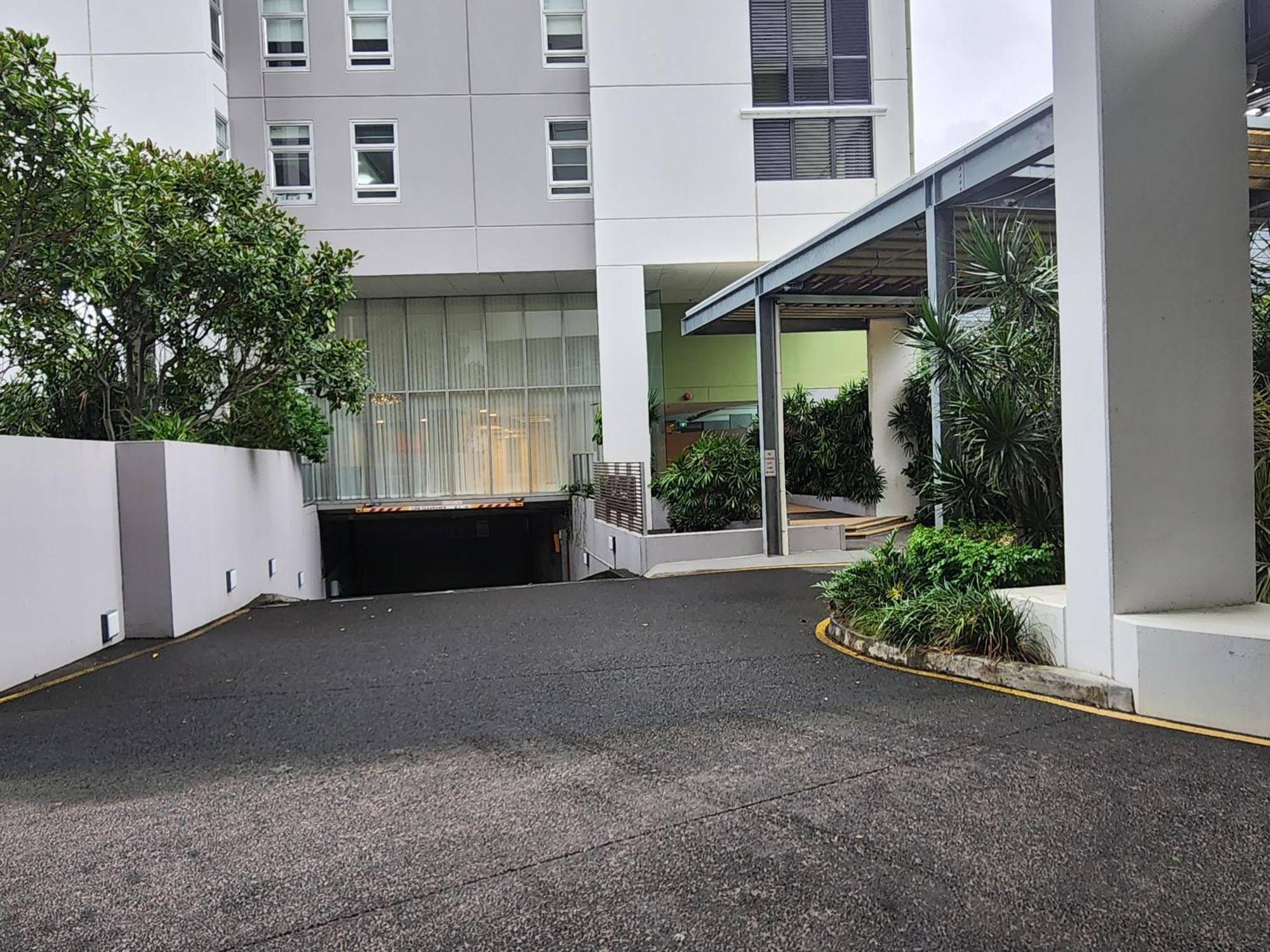 Spacious 1 Bedroom Mezzanine With Large Bath Views 2 Free Parking Spots Apartment *